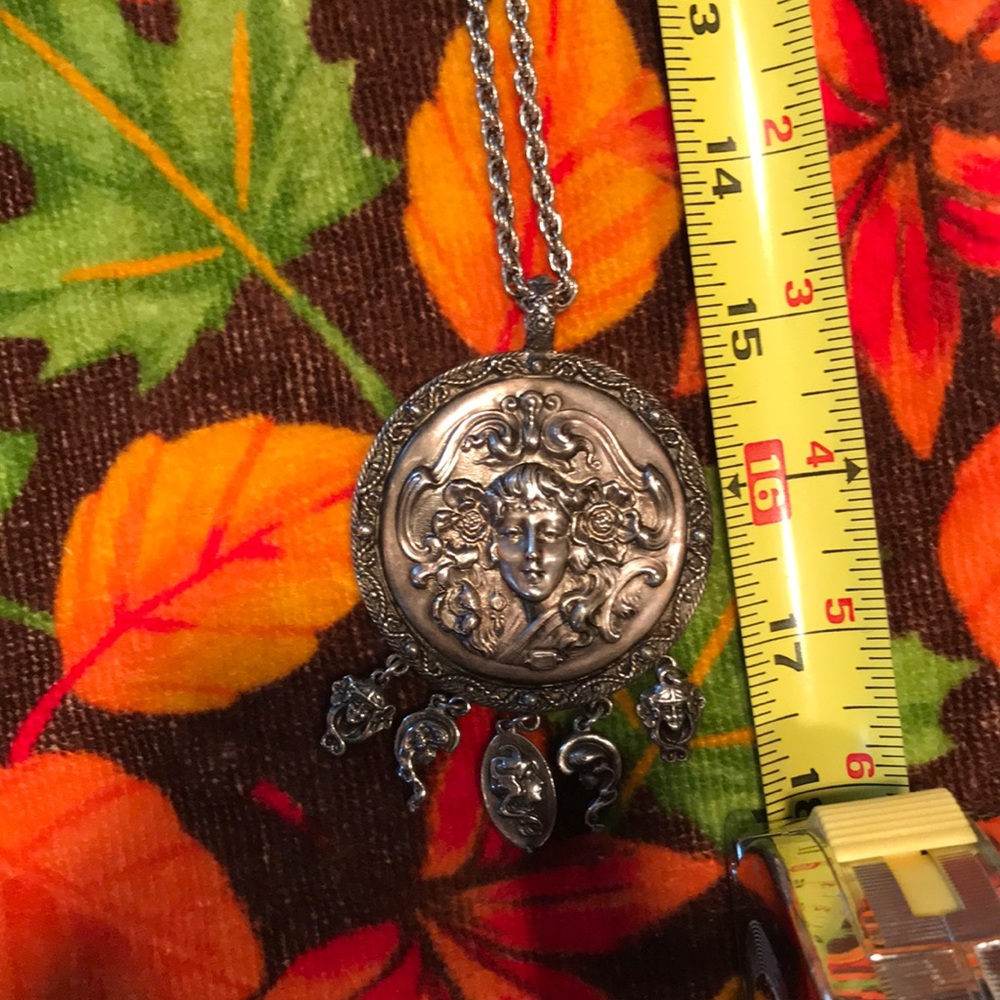 Lady’s face pendant necklace